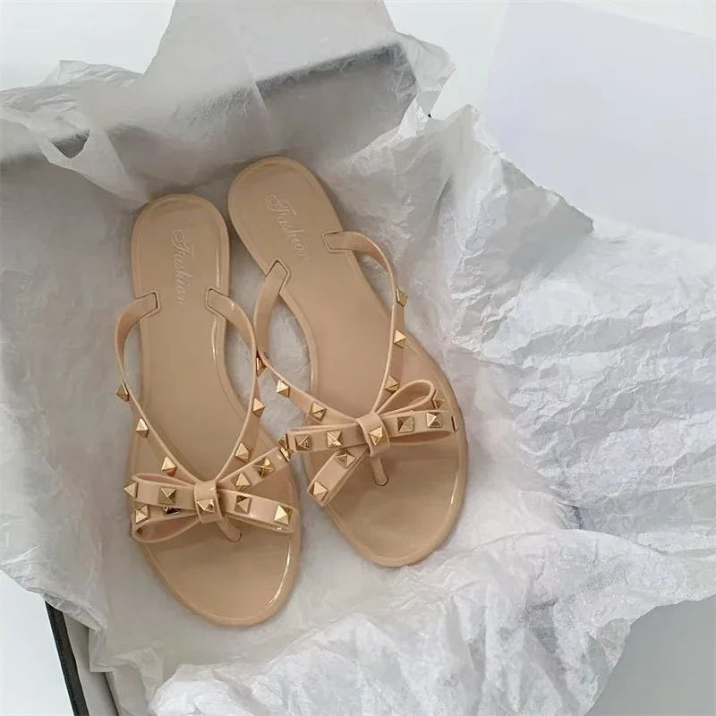 Transparent arch-adorned flip-flop